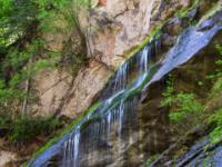 Feine Wasserfallfächer an Felskanten